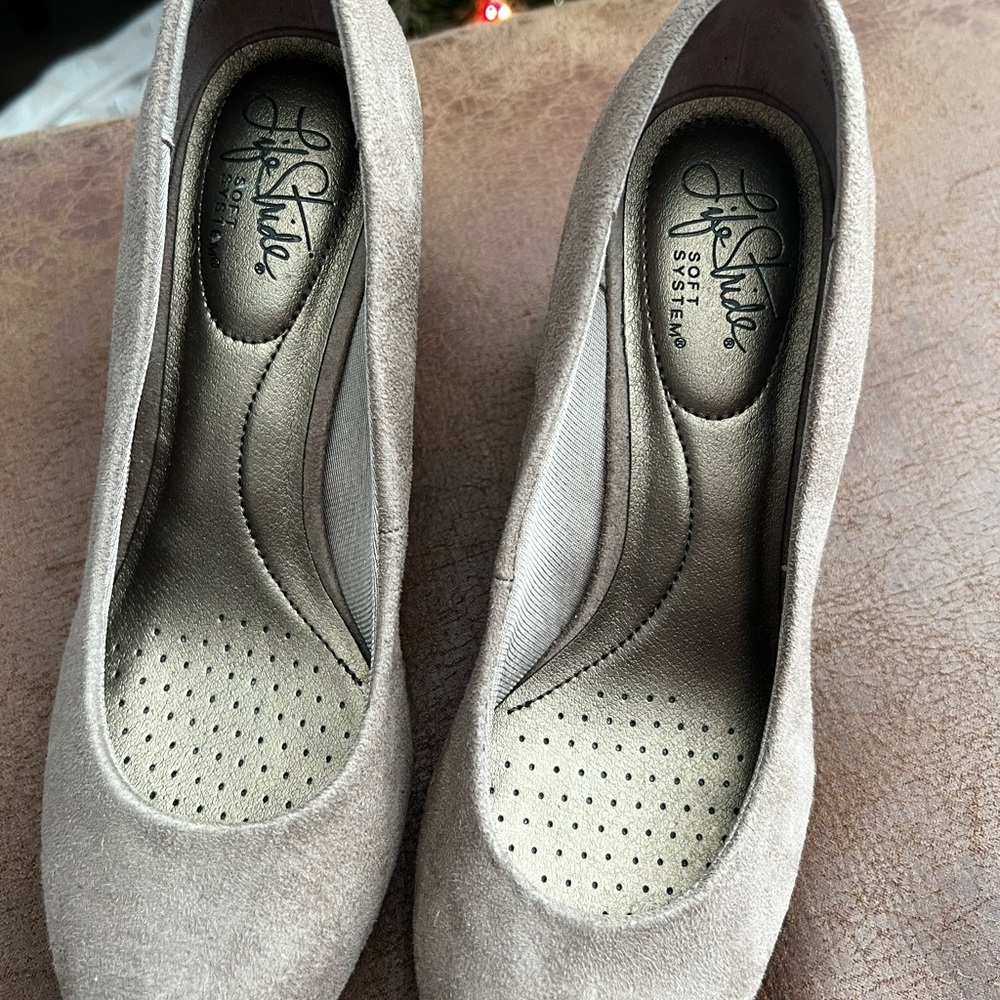 Life Stride Women's Beige Pumps